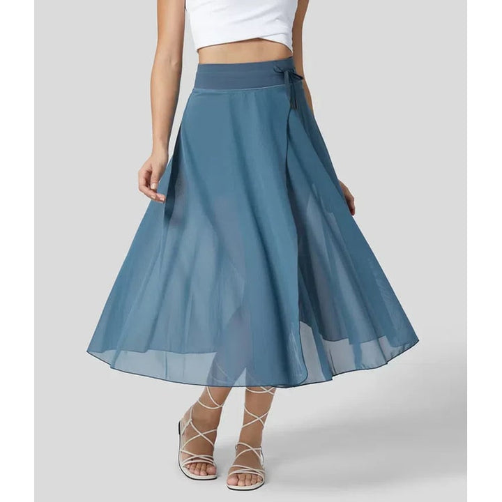 Moda donna: gonna midi velata a vita alta, stile A-line. Design a portafoglio per un look estivo.