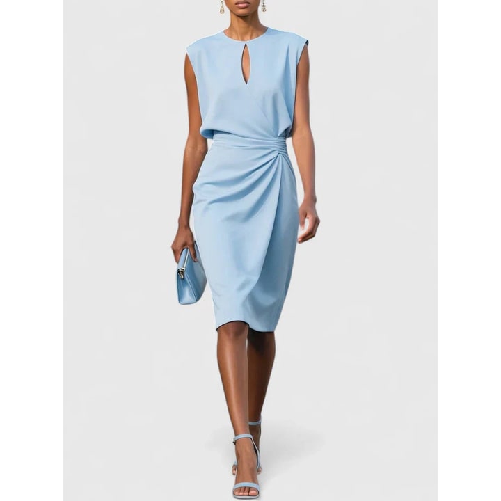 Vestito midi donna elegante, aderente e senza maniche. Scollo a goccia e vita arricciata per un look versatile.