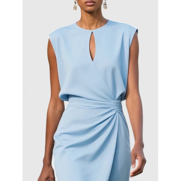 Versatile vestito midi donna aderente, senza maniche, con elegante scollo a goccia e vita arricciata. Abito chic.