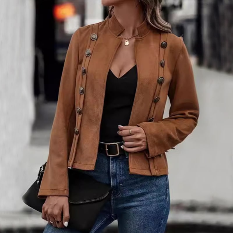 Giacca militare donna corta con collo alto e chiusura doppiopetto, un capo versatile ed elegante per ogni occasione.
