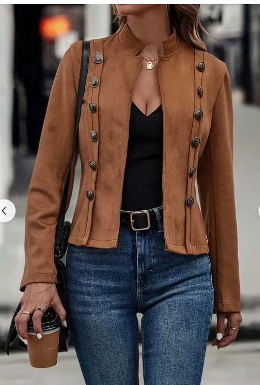 Giacca doppiopetto corta donna, stile militare, con collo alto, un elemento essenziale per outfit di tendenza.