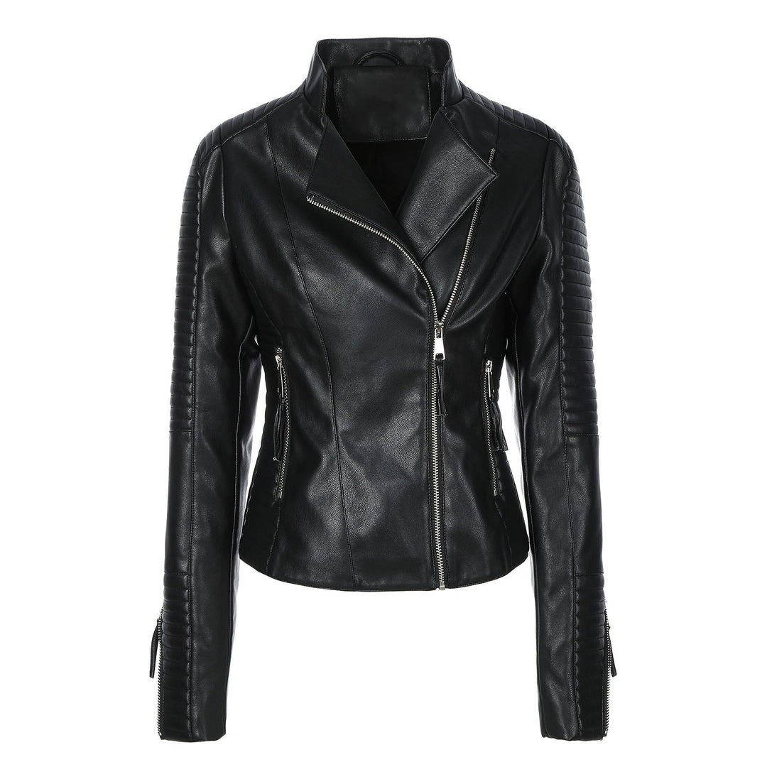 Giacca da donna stile biker in nero, con zip asimmetrica e spalle trapuntate per un look audace.