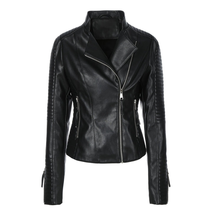 Giacca da donna stile biker in nero, con zip asimmetrica e spalle trapuntate per un look audace.