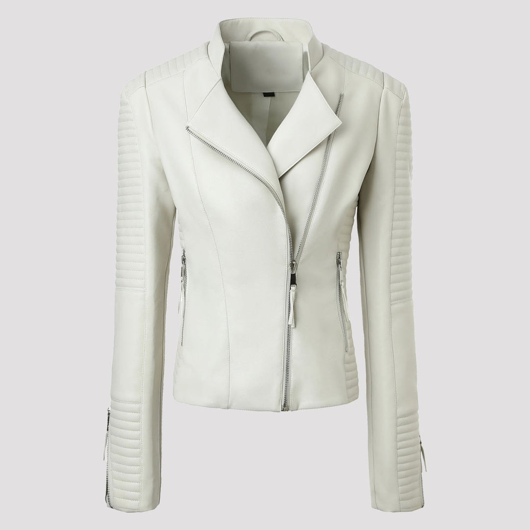 Vista frontale della giacca moto biker donna con zip asimmetrica e design distintivo delle spalle trapuntate.