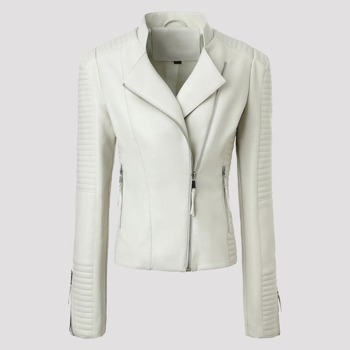 Vista frontale della giacca moto biker donna con zip asimmetrica e design distintivo delle spalle trapuntate.