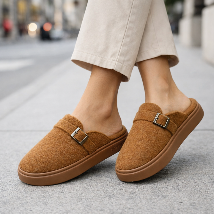 Pantofole morbide donna slip-on, perfette per comfort invernale in casa.