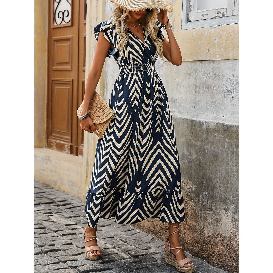Abito maxi elegante da donna blu navy con fantasia geometrica, vita arricciata, maniche a volant. Vestito casual.