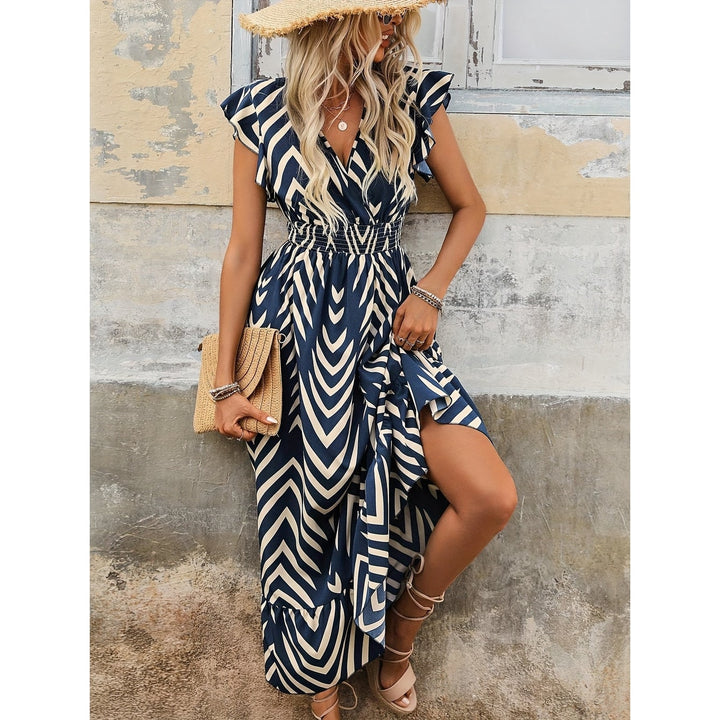 Abito maxi estivo da donna blu navy, scollo a V, maniche a volant e vita arricciata. Design comodo e alla moda.