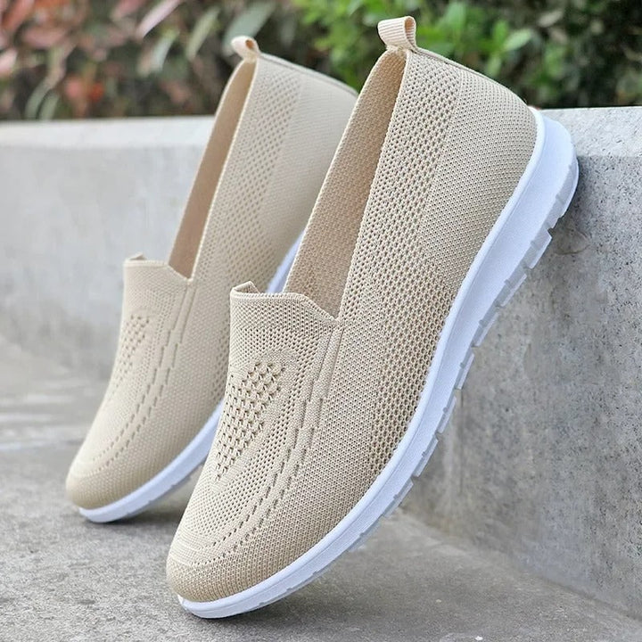 Sneakers slip-on donna antiscivolo con supporto ortopedico, ideali per comfort e camminata.