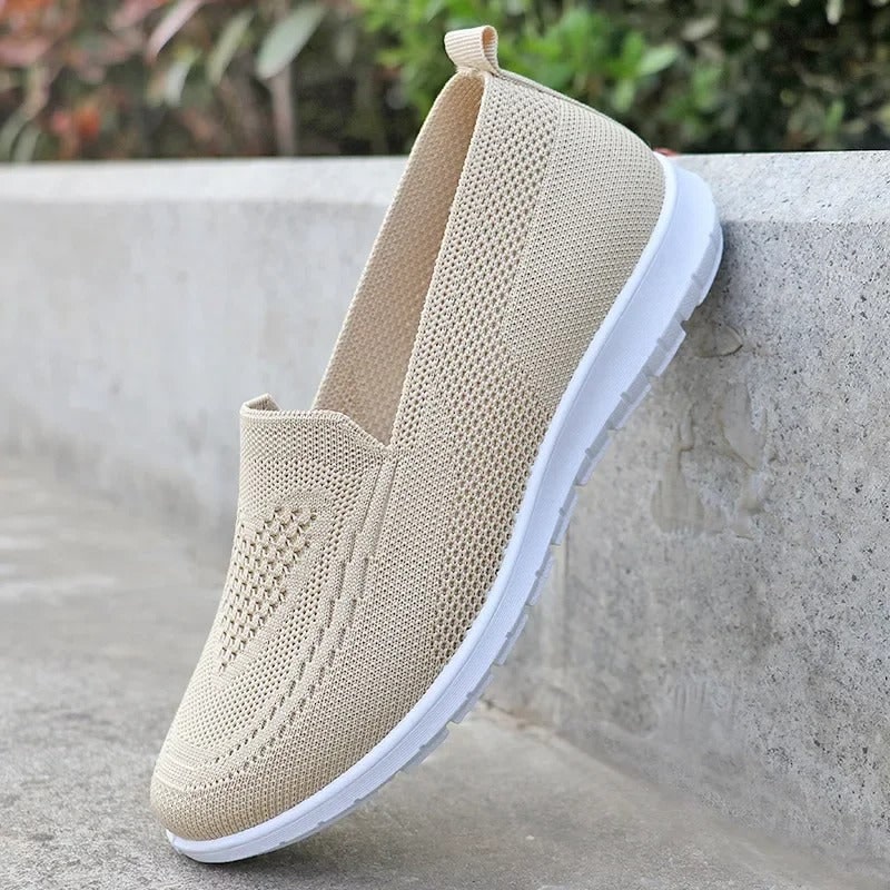 Pratiche sneakers slip-on da donna, antiscivolo e con supporto ortopedico per un comfort totale.