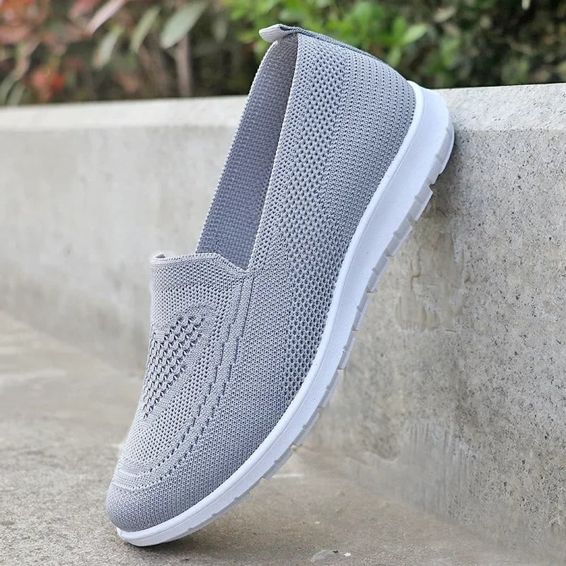 Calzature slip-on donna con supporto ortopedico e suola antiscivolo per massima sicurezza e comfort.