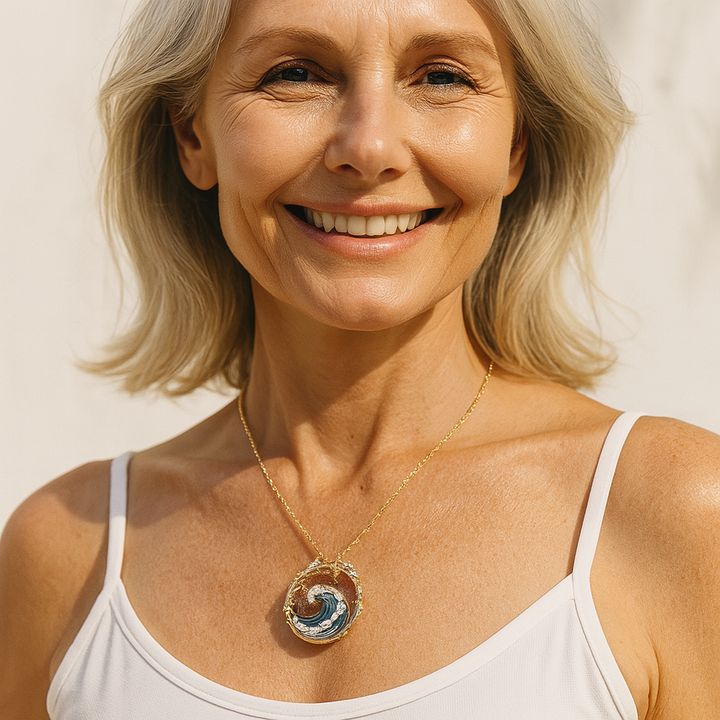 Elegante collana da donna a forma di onda con cristalli scintillanti, accessorio perfetto per un look ispirato all'oceano.