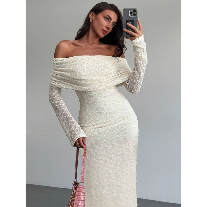 Vestito maxi scollato color crema da donna con maniche lunghe, perfetto per serate eleganti e cerimonie.