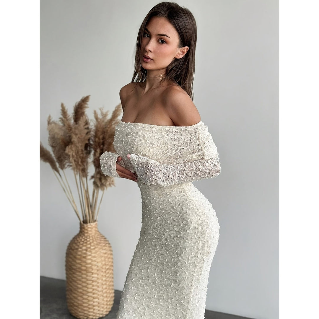 Modella indossa vestito maxi color crema elegante da donna, scollato e con maniche lunghe, per look da sera.