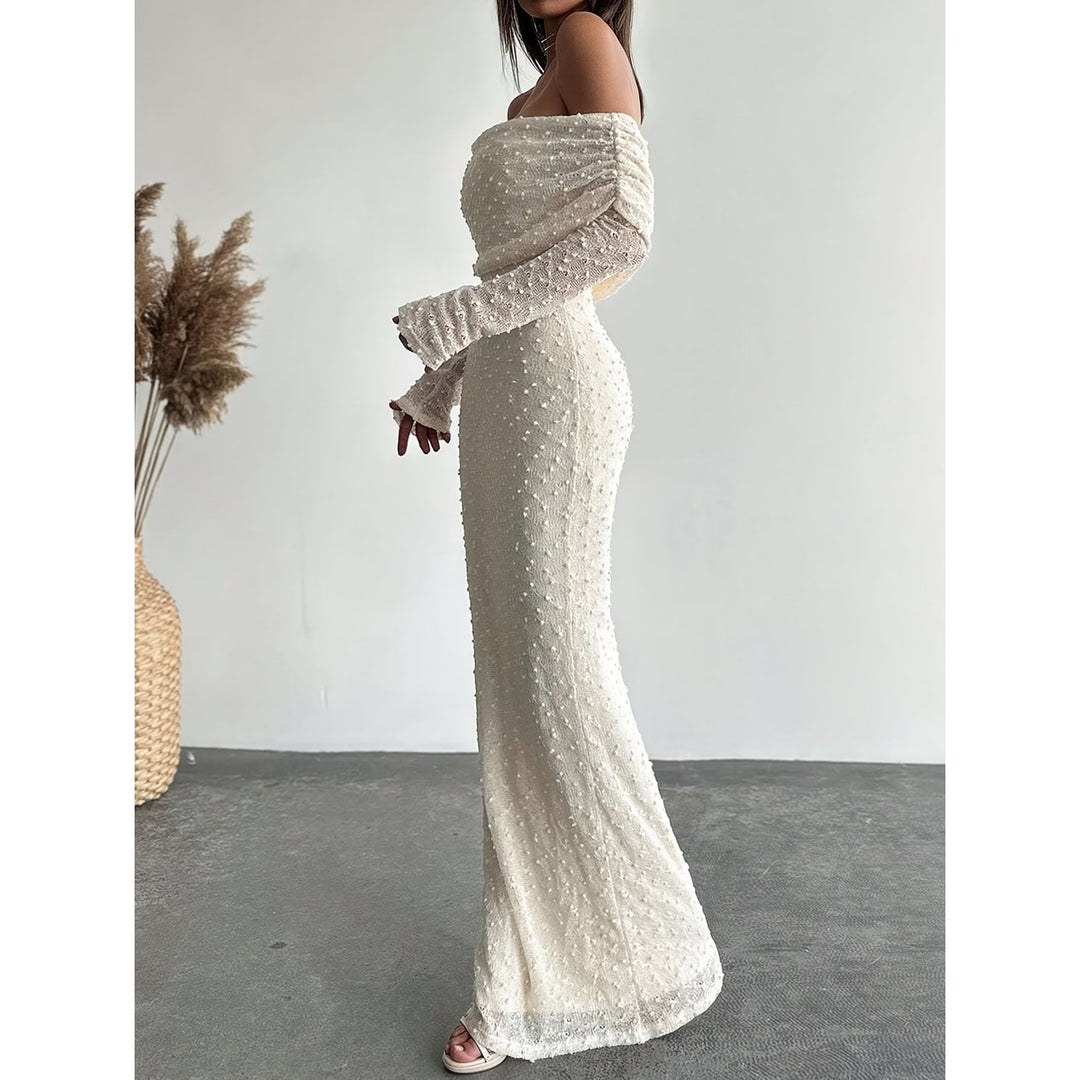 Dettaglio vestito maxi elegante color crema da donna, con scollatura e maniche lunghe, perfetto per party.
