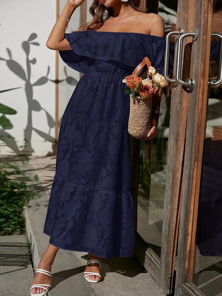 Donna in abito lungo jacquard floreale, con sensuali spalle scoperte e romantici volant. Perfetto per eventi.