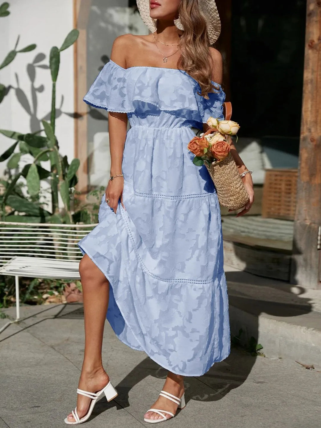 Abito lungo donna jacquard con maniche a volant e spalle scoperte. Un capo glamour per occasioni speciali.