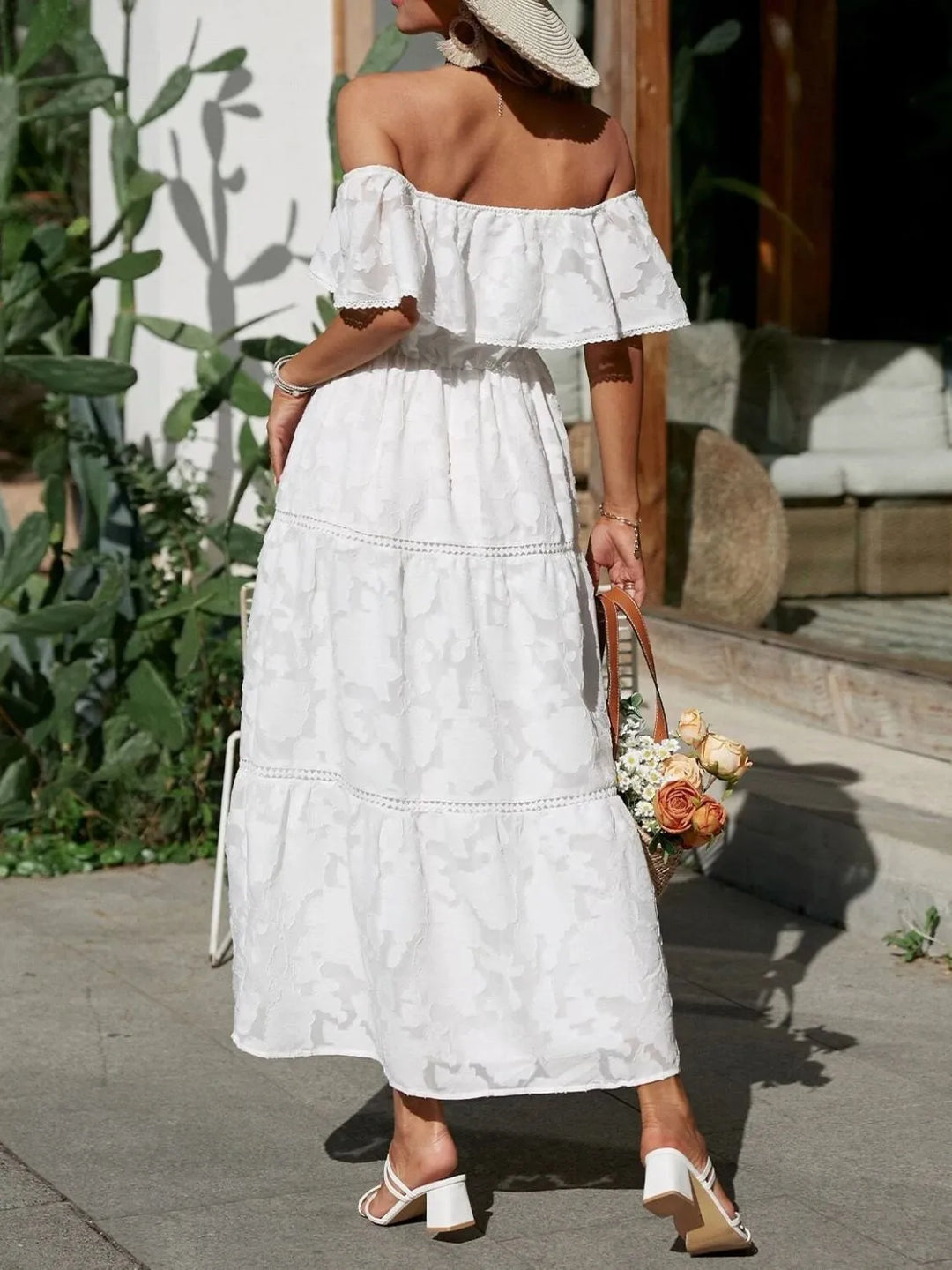 Abito da festa lungo donna jacquard, con volant che incorniciano le spalle scoperte. Stile unico ed elegante.