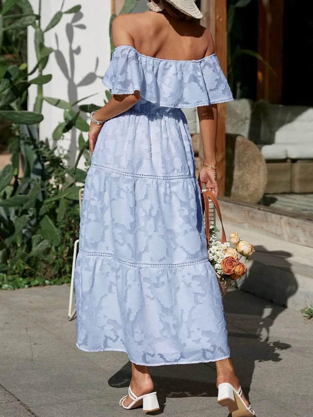 Elegante abito lungo donna jacquard con volant e scollo a barca a spalle scoperte. Per serate di gala.