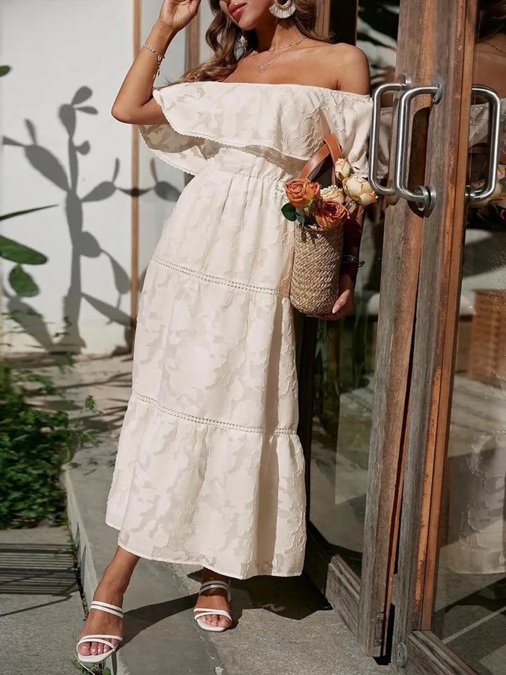 Abito lungo donna jacquard con dettagli volant e spalle scoperte. Ideale per un look da sera memorabile.