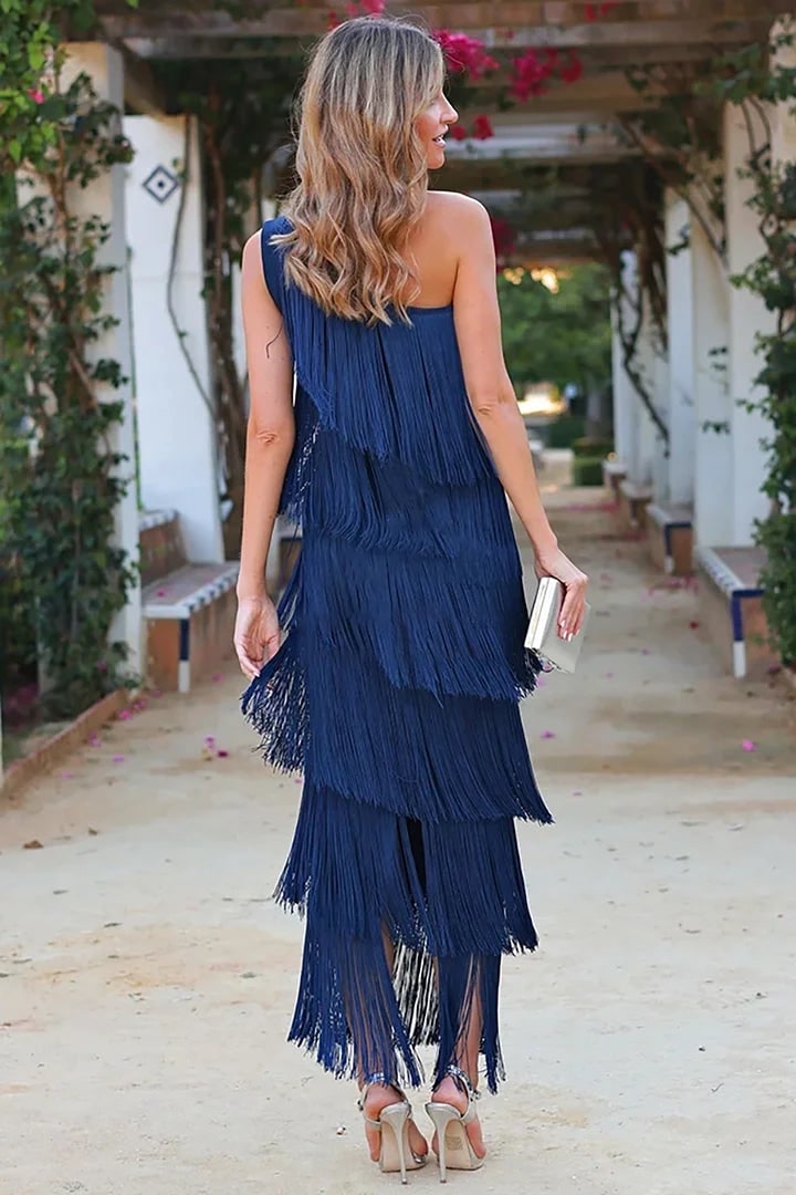 Abito da sera midi donna con design monospalla asimmetrico e dettagli frange. Stile unico ed elegante.