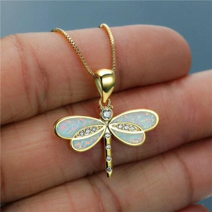 Collana pendente dorata da donna con libellula in opale scintillante, un gioiello elegante e raffinato.