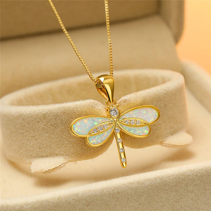 Elegante collana dorata con pendente libellula opale per donna, un accessorio ispirato alla natura.