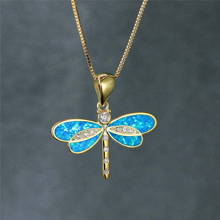 Gioiello donna: collana pendente dorata con splendida libellula opale, raffinato design per ogni occasione.