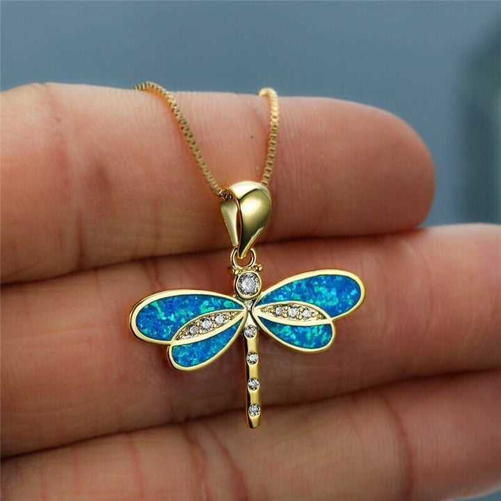 Collana donna dorata con pendente libellula opale. Gioiello raffinato, un tocco di eleganza naturale.