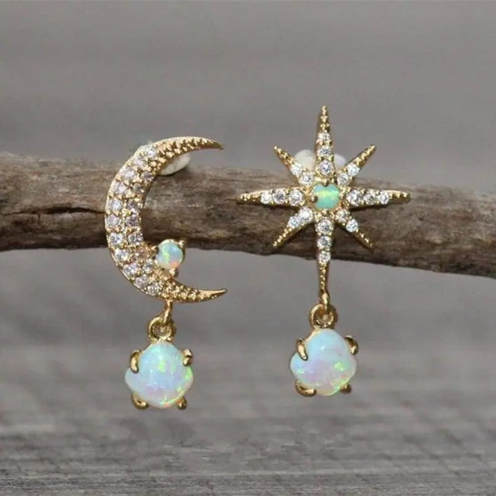 Orecchini da donna a lobo asimmetrici luna e stella in opale e placcati oro, gioielli eleganti celesti.