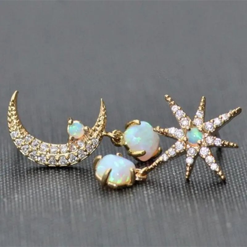 Eleganti orecchini donna asimmetrici placcati oro, uno a forma di luna con opale, l'altro a stella.