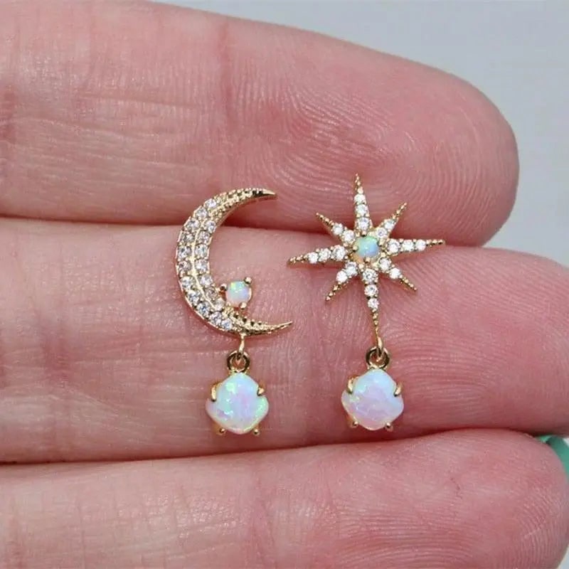 Gioielli da donna placcati oro: orecchini a lobo celesti asimmetrici con luna, stella e opale iridescente.