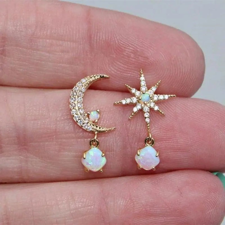 Gioielli da donna placcati oro: orecchini a lobo celesti asimmetrici con luna, stella e opale iridescente.