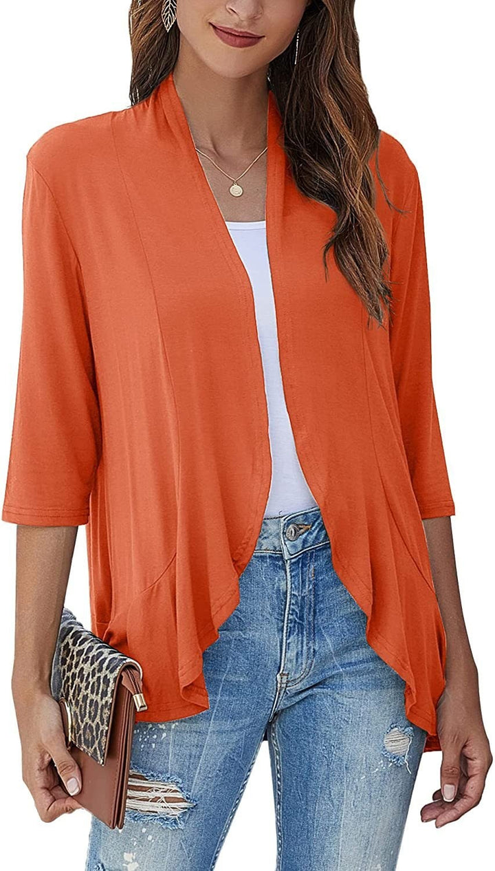 Cardigan donna casual-elegante, aperto. Maniche tre quarti drapeggiate per un comfort versatile.