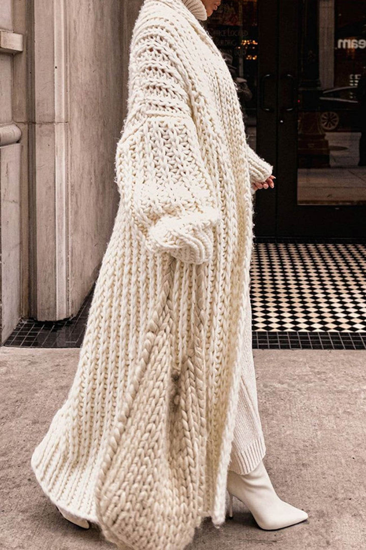 Cardigan oversize da donna in maglia, stile aperto e lungo, essenziale per un look moderno e confortevole.