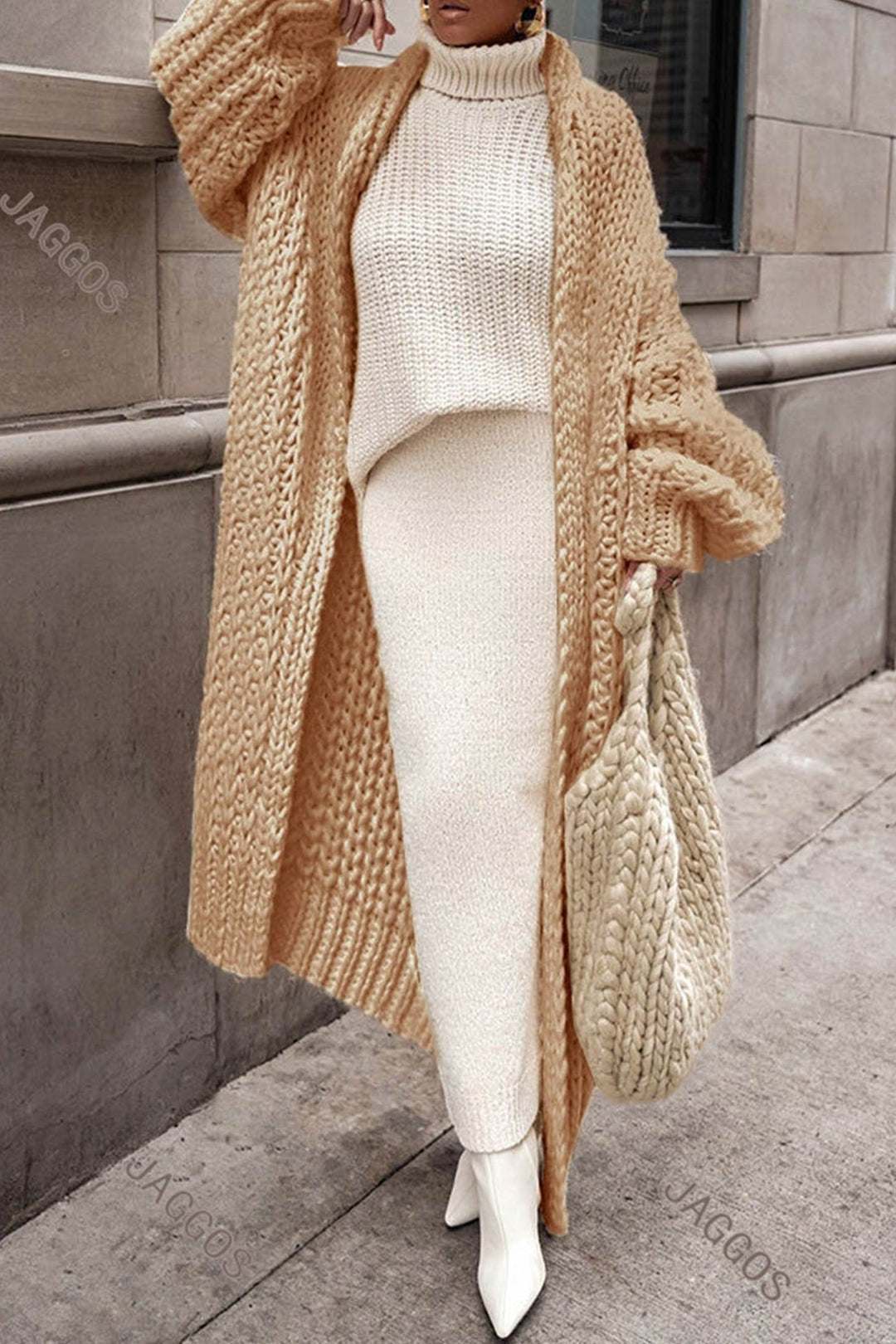 Cardigan donna lungo e ampio, in morbida maglia, ideale per stratificazioni casual o eleganti autunno inverno.