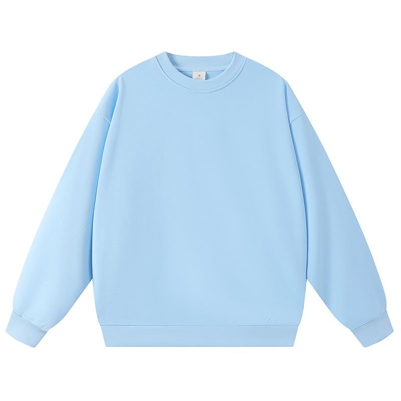 Ragazza sorridente con felpa oversize donna girocollo, che esprime comfort e stile rilassato.