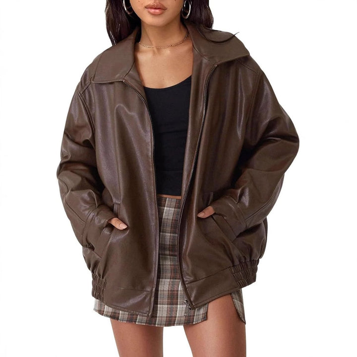 Giacca bomber donna in pelle sintetica nera, chiusura zip, collo a camicia. Stile casual moda autunno/inverno.