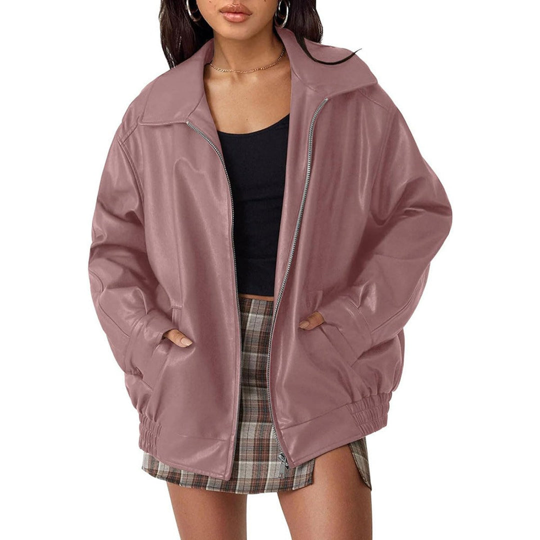 Giacca bomber casual da donna con zip frontale, collo a camicia e polsini elasticizzati. In pelle sintetica nera.