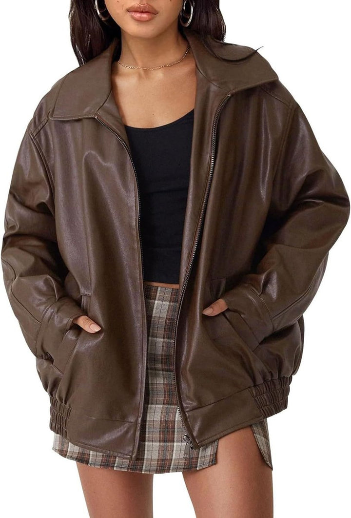 Giacca bomber donna in pelle sintetica nera, texture morbida, design casual autunno inverno. Chiusura con zip.