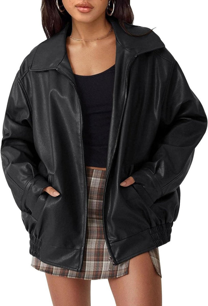 Moderna giacca bomber donna in pelle sintetica nera, con zip e collo a camicia. Perfetta per la moda casual autunno.