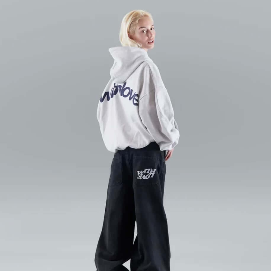 Pullover oversize donna con stampa grafica, cappuccio e tasca, perfetto per look casual e streetwear.
