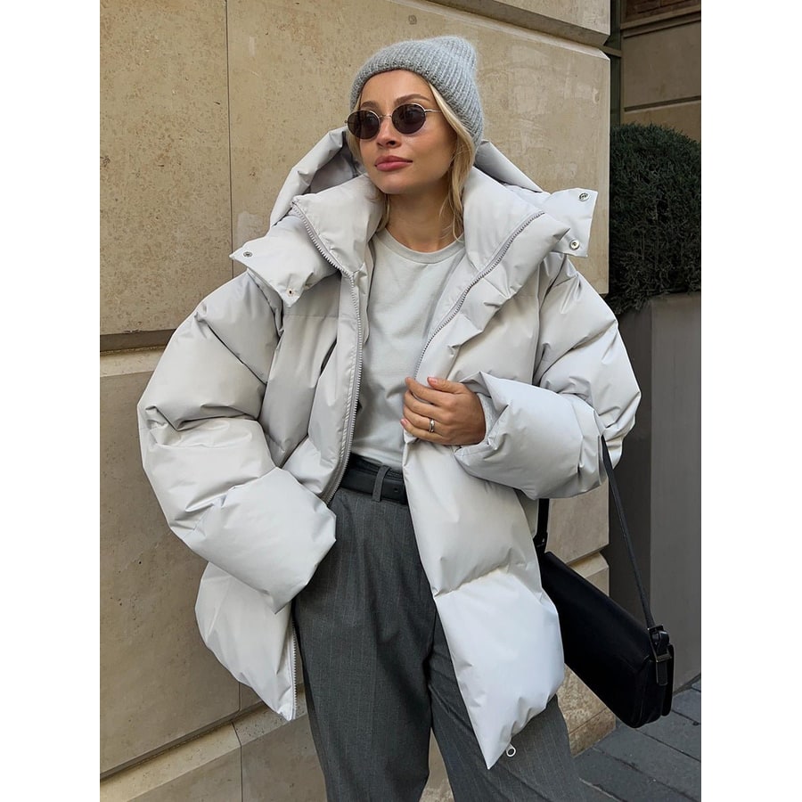 Puffer donna oversize comodo e trapuntato, perfetto per la moda invernale e lo stile urbano. Con cappuccio.