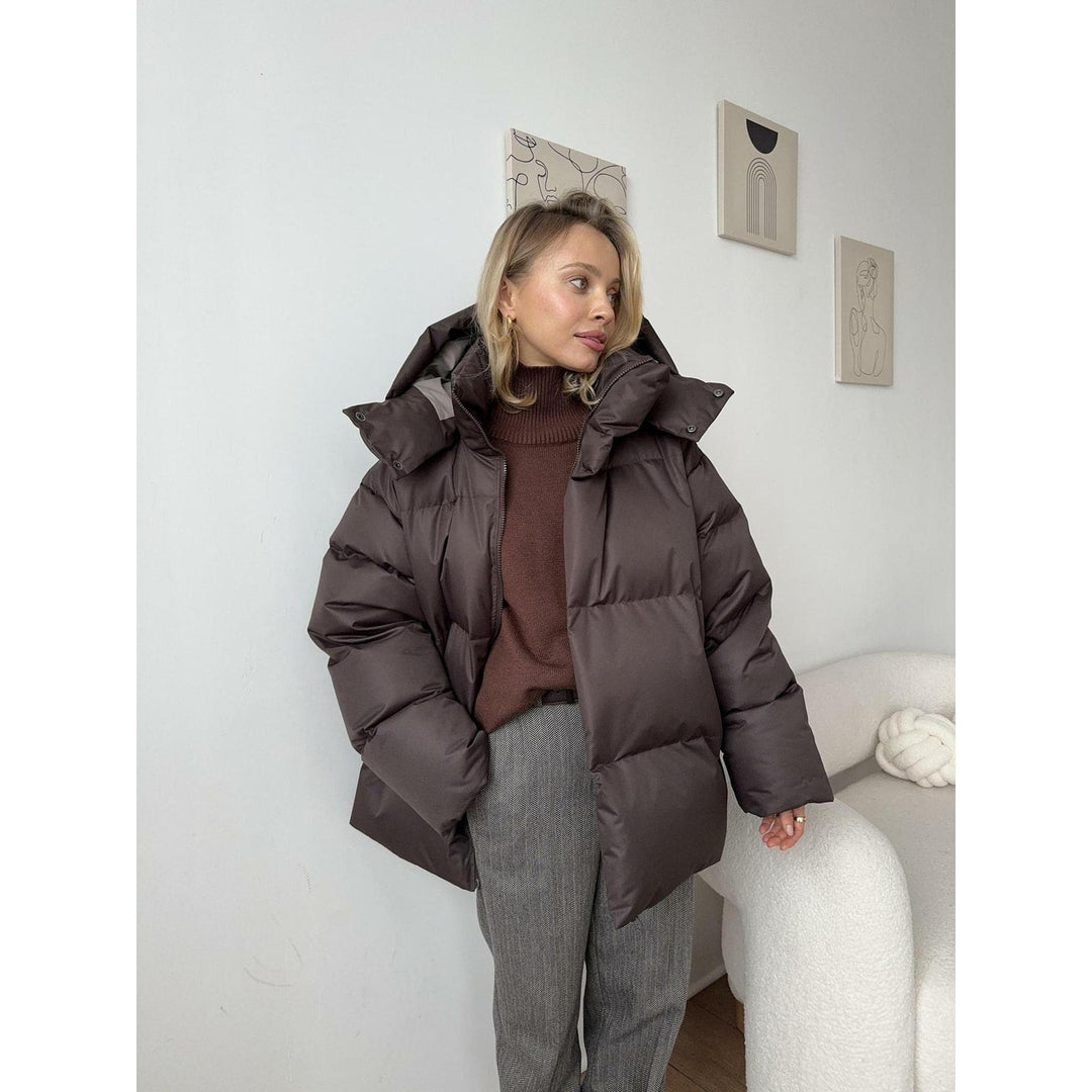 Elegante giacca donna invernale puffer oversize con ampio cappuccio trapuntato, per un calore garantito.
