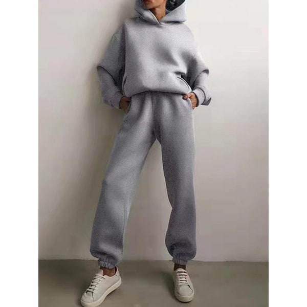 Vista posteriore tuta donna oversize. Hoodie e jogger dal taglio ampio per relax e stile casual.