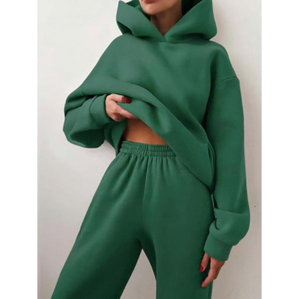 Donna in tuta oversize, set hoodie e jogger per un look casual-chic e comfort quotidiano.