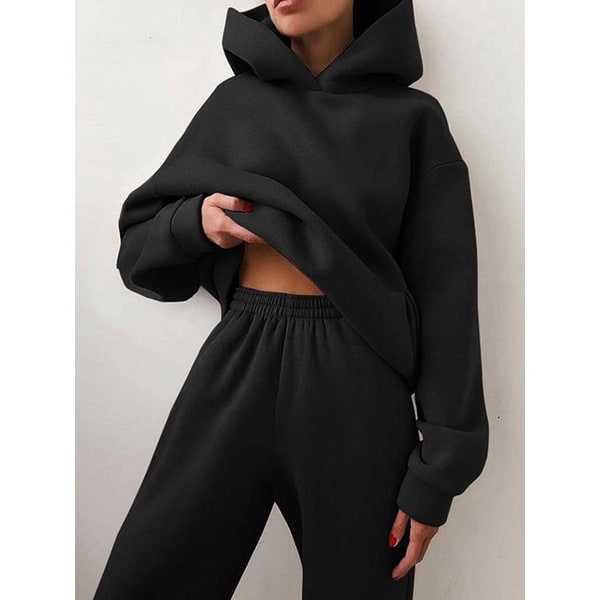 Dettaglio jogger oversize donna, parte della tuta coordinata. Vita elastica e caviglie morbide.