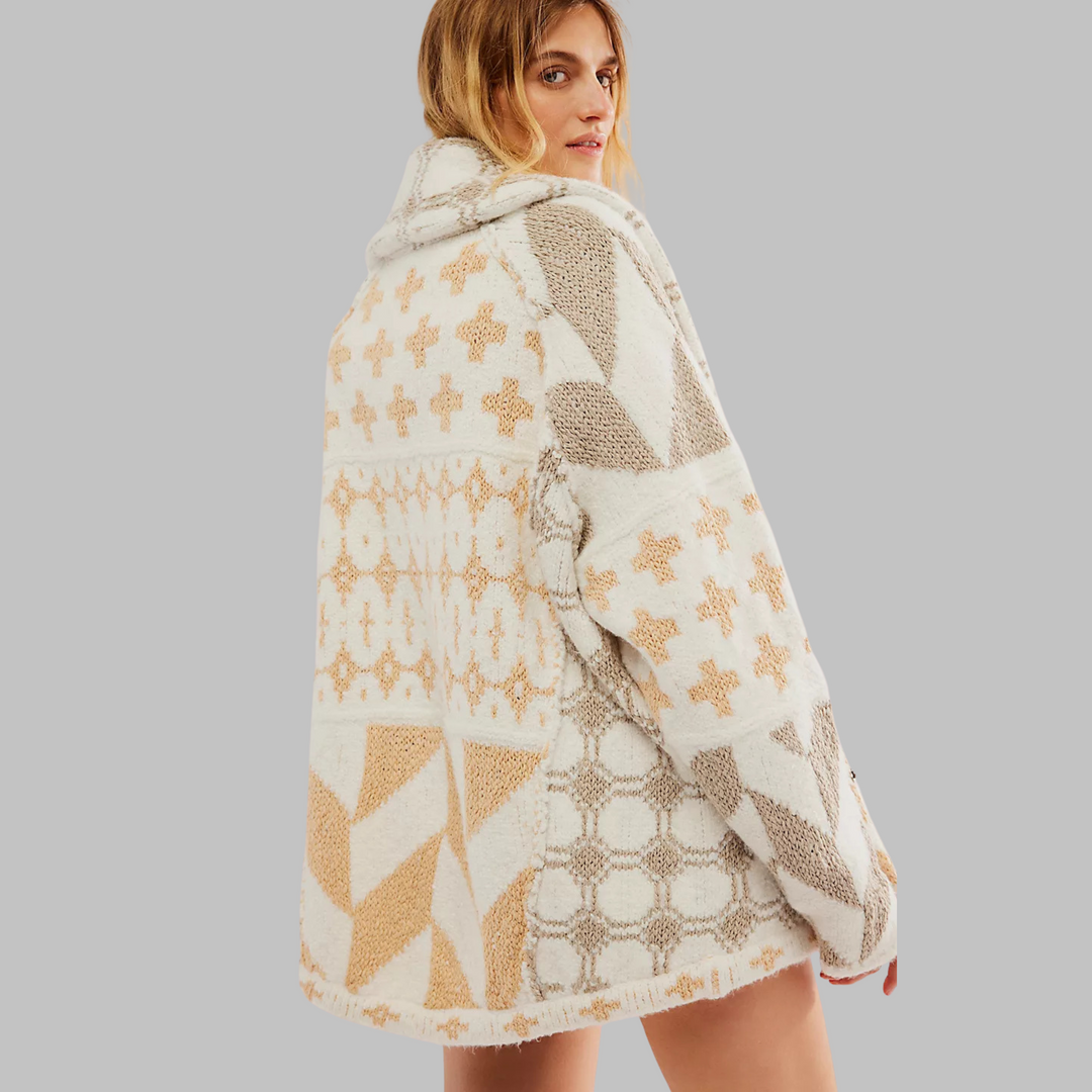 Modella con cardigan donna lungo oversize abbottonato. Stile versatile per l'autunno e l'inverno, casual chic.