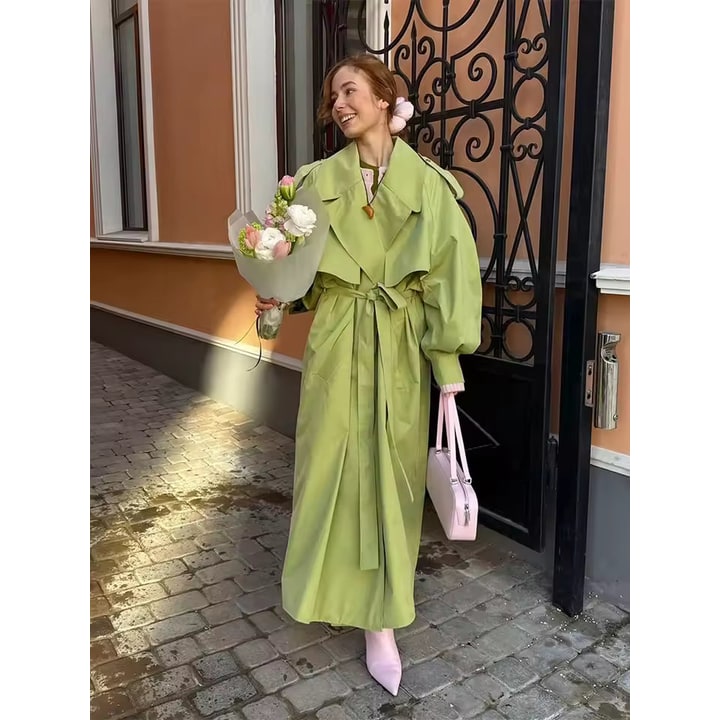 Trench lungo oversize da donna beige con cintura, maniche a palloncino. Ideale per moda autunno/primavera.