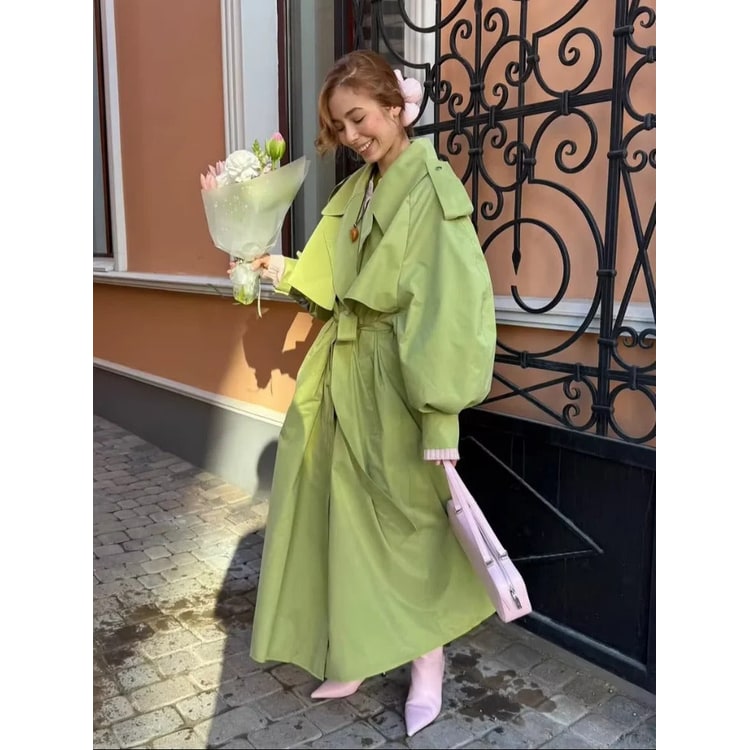 Cappotto trench oversize elegante da donna con cintura in vita e maniche a palloncino, perfetto per outerwear primaverile.